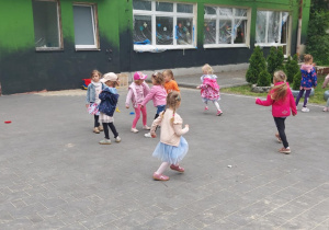 Zabawy w ogrodzie przedszkolnym
