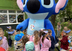 Dzieci przytulają się do Stitcha