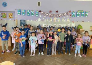 Zdjęcie grupowe z okazji Dnia Dziecka
