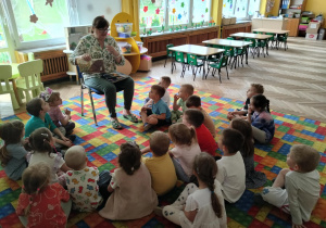 Dzieci słuchają czytanej książki
