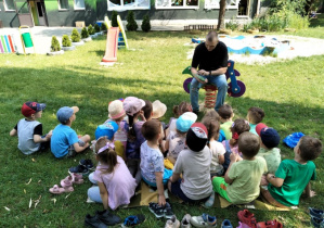 Dzieci słuchają czytanej książki
