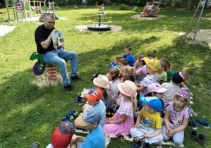Dzieci słuchają czytanej książki