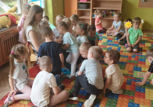 Dzieci słuchają czytanej książki