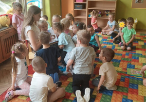 Dzieci słuchają czytanej książki