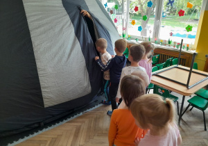 Dzieci wchodzą do dmuchanego namiotu