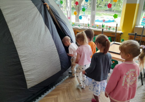 Dzieci wchodzą do dmuchanego namiotu
