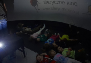 Dzieci oglądają film