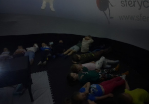Dzieci oglądają film
