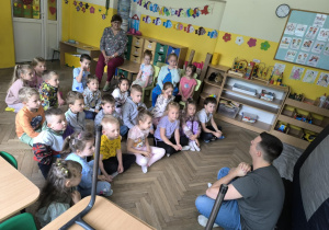 Dzieci przed pokazem filmu