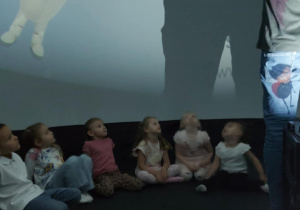 Dzieci oglądają film