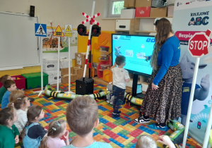 Dzieci rozwiązują zadania edukacyjne na tablicy interaktywnej