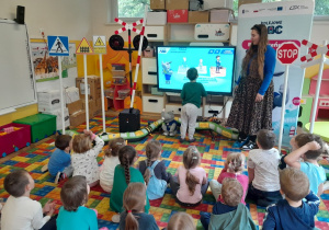Dzieci rozwiązują zadania edukacyjne na tablicy interaktywnej
