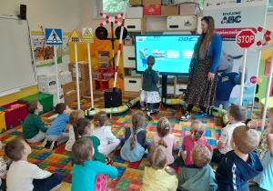 Dzieci rozwiązują zadania edukacyjne na tablicy interaktywnej