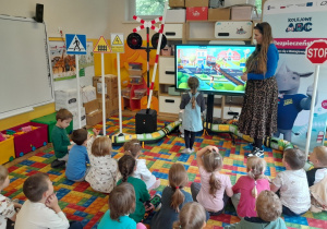 Dzieci rozwiązują zadania edukacyjne na tablicy interaktywnej