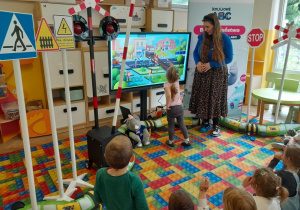 Dzieci rozwiązują zadania edukacyjne na tablicy interaktywnej