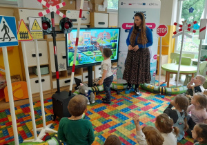 Dzieci rozwiązują zadania edukacyjne na tablicy interaktywnej