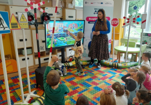 Dzieci rozwiązują zadania edukacyjne na tablicy interaktywnej