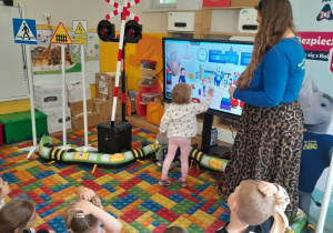 Dzieci rozwiązują zadania edukacyjne na tablicy interaktywnej