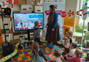 Dzieci rozwiązują zadania edukacyjne na tablicy interaktywnej