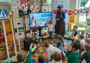 Dzieci rozwiązują zadania edukacyjne na tablicy interaktywnej