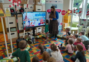 Dzieci rozwiązują zadania edukacyjne na tablicy interaktywnej
