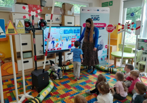 Dzieci rozwiązują zadania edukacyjne na tablicy interaktywnej
