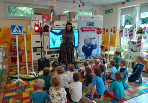 Dzieci poznają działanie rogatek na przejeździe kolejowym