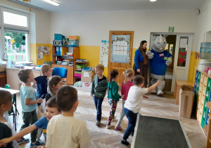 Rogatek odwiedza dzieci