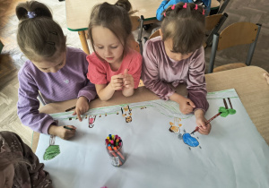 Dzieci rysują obrazki.