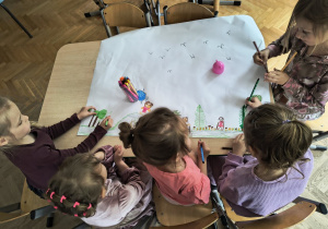Dzieci rysują obrazki.