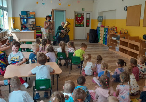 Dzieci słuchają brzmienia tuby