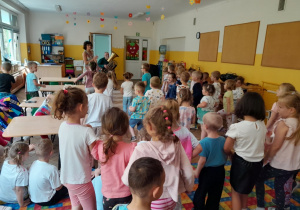 Dzieci słuchają brzmienia tuby