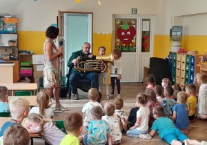 Dzieci słuchają brzmienia tuby