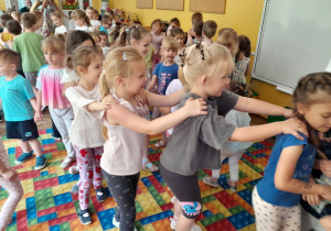 Dzieci tańczą przy muzyce