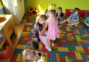 dziewczynka rozdaje słodkości