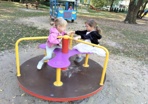 dziewczynki na karuzeli