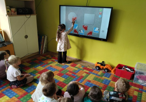 dziewczynka układa puzzle multimedialne