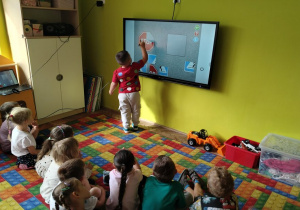 chłopiec układa puzzle multimedialne