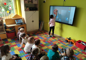 dziewczynka układa puzzle multimedialne