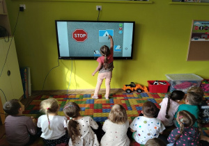 dziewczynka układa puzzle multimedialne