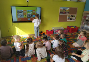dziewczynka przyporządkowuje odpowiedni znak do obrazka