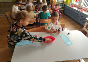 chłopiec wykleja bibułą kółko sygnalizatora