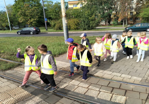 w trakcie przejścia przez rondo