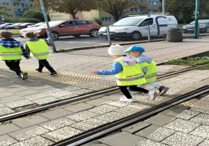 w trakcie przejścia przez rondo
