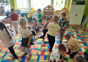 Dzieci zbierają kropki