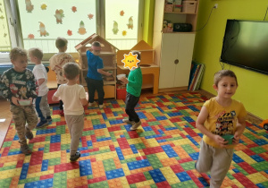 Dzieci zbierają kropki