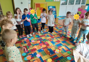 Dzieci podczas zabaw z kropkami