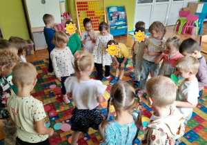 Dzieci podczas zabaw z kropkami