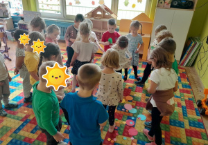 Dzieci podczas zabaw z kropkami