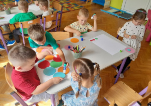 Dzieci tworzą kropkową krainę